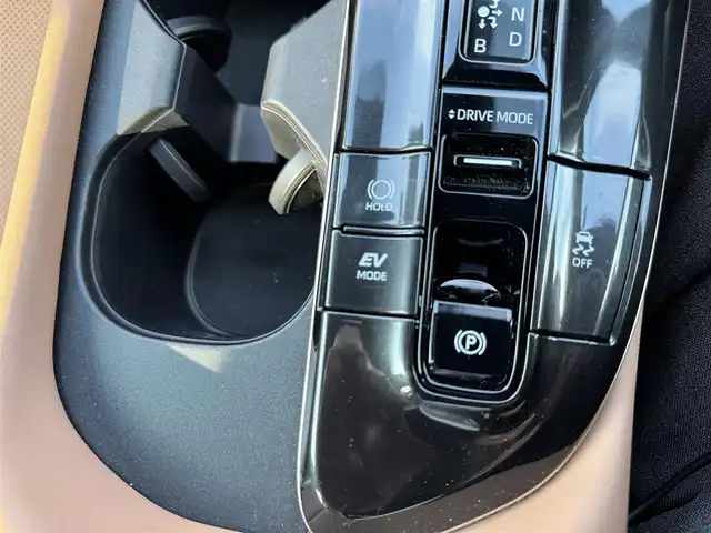 トヨタ クラウン スポーツ Z 熊本県 2024(令6)年 3万km プレシャスホワイトパール ・ワンオーナー/・スマートキー/・プッシュスタート/・プリクラッシュセーフティ/・レーンデパーチャーアラート/・ブラインドスポットモニター/・プロアクティブドライビングアシスト/・リアクロストラフィックアラート/・リアカメラディテクション/・パーキングサポートブレーキ/・後方車両接近告知/・安心降車アシスト/・周辺時車両接近サポート/・道路標識認識/・オートマチックハイビーム/・クルーズコントロール(追従式)/・茶革シート/・前席パワーシート/・前席シートヒーター＆エアシート/・ハンドルヒーター/・純正メモリナビ/　【Bluetooth・USB】/・フルセグTV/・全方位カメラ/・ETC2.0/・ドライブレコーダー(前方録画)/・ワイヤレス充電/ヘッドアップディスプレイ/・パワーバックドア/・LEDヘッドランプ/・LEDフォグランプ/・純正マット/・純正バイザー/・保証書/取説