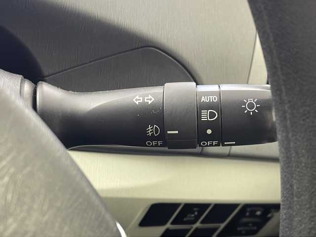 トヨタ プリウス S 岐阜県 2015(平27)年 5.5万km ホワイトパールクリスタルシャイン ALPINE製7インチSDナビ/　(AM/FM/CD/DVD/Bluetooth/フルセグTV)/バックカメラ/ビルトインETC/スマートキー/ステアリングスイッチ/純正アルミホイール/純正フロアマット/純正ドアバイザー/電動格納ミラー/オールオートパワーウィンドウ/オートエアコン