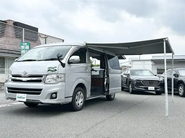 トヨタ ハイエース GL ロング 奈良県 2011(平23)年 4.2万km シルバー フリップダウンモニター１２インチ/ロール式テント（ＦＩＡＭＭＡ　Ｆ４５Ｓ）/片側パワースライドドア/社外ナビ【ＮＲ－ＭＺ０３】（ＣＤ／ＤＶＤ／ＢＴ）/ＡＣ１００Ｖ/ＥＴＣ/スペアキーｘ１/バックカメラ/カーテン後付け/フォグ/純正ドアバイザー/純正フロアマット/オートエアコン