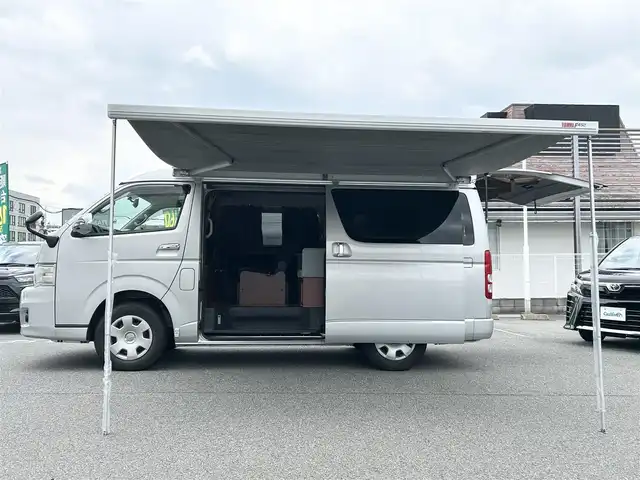 トヨタ ハイエース GL ロング 奈良県 2011(平23)年 4.2万km シルバー フリップダウンモニター１２インチ/ロール式テント（ＦＩＡＭＭＡ　Ｆ４５Ｓ）/片側パワースライドドア/社外ナビ【ＮＲ－ＭＺ０３】（ＣＤ／ＤＶＤ／ＢＴ）/ＡＣ１００Ｖ/ＥＴＣ/スペアキーｘ１/バックカメラ/カーテン後付け/フォグ/純正ドアバイザー/純正フロアマット/オートエアコン
