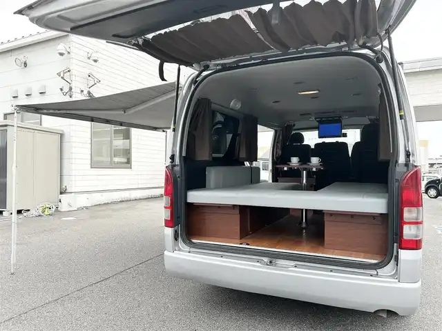 トヨタ ハイエース GL ロング 奈良県 2011(平23)年 4.2万km シルバー フリップダウンモニター１２インチ/ロール式テント（ＦＩＡＭＭＡ　Ｆ４５Ｓ）/片側パワースライドドア/社外ナビ【ＮＲ－ＭＺ０３】（ＣＤ／ＤＶＤ／ＢＴ）/ＡＣ１００Ｖ/ＥＴＣ/スペアキーｘ１/バックカメラ/カーテン後付け/フォグ/純正ドアバイザー/純正フロアマット/オートエアコン