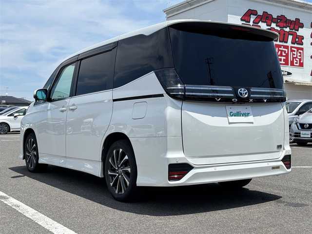 トヨタ ヴォクシー ハイブリッド S－Z 大分県 2022(令4)年 5.7万km ホワイトパールクリスタルシャイン ・純正ナビ(CD/DVD/BT/Miracast/HDMI)/・フルセグテレビ/・バックカメラ/・AC100V/・両側パワースライドドア/・プリクラッシュセーフティ/・コーナーセンサー/・ETC 2.0/・シートヒーター/・ステアリングヒーター/・ステアリングリモコン/・オートハイビーム/・電動リアゲート