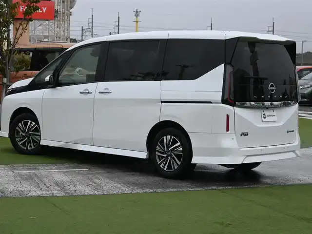日産 セレナ e－パワー ハイウェイスター V 千葉県 2023(令5)年 4.3万km プリズムホワイト エマージェンシーブレーキ/プロパイロット/インテリジェントクルーズコントロール/インテリジェントルームミラー/ワイヤレス充電/ハンズフリー両側パワースライドドア/純正コネクトナビ/地デジTV/【Bluetooth接続】/【Apple CarPlay　Android Auto対応】/アラウンドビューモニター/革巻きステアリング/ステアリングスイッチ/ETC（2.0）/LEDヘッドライト/フォグライト/ウインカーミラー/コーナーセンサー/純正16インチアルミホイル/サイド/カーテンエアバッグ/インテリジェントキー