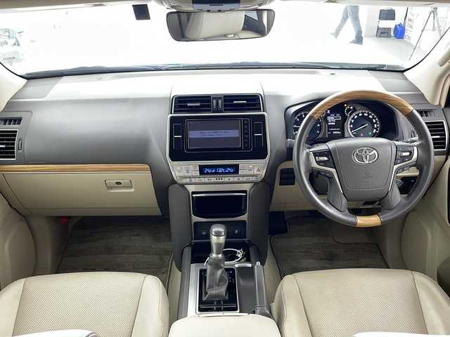 トヨタ ランドクルーザー プラド TX Lパッケージ 兵庫県 2018(平30)年 4.1万km ホワイトパールクリスタルシャイン ・純正ナビ/Bluetooth/CD/DVD/SD/TV/・バックカメラ/・トヨタセーフティセンス/・プリクラッシュセーフティ/・レーンディパーチャーアラート/・オートマチックハイビーム/・レーダークルーズコントロール/・VSC＆TRC（トラクションコントロール）/・ヒルスタートアシストコントロール（HAC）/・電動センターデフロック/・ウッドコンビステアリング/・ステアリングスイッチ/・オートワイパー/・オールオートパワーウィンドウ/・左右独立エアコン/・自動防眩ミラー/・ウインカーミラー/・革シート/・前席パワーシート/・前席シートヒーター/・前席ベンチレーション/・純正フロアマット/・LEDヘッドライト/・フォグランプ/・純正アルミホイールタイヤ/・モデリスタエアロ/・ルーフレール/・純正ドライブレコーダー/・ビルトインETC/・スマートキー/・スペアキー/・取扱説明書