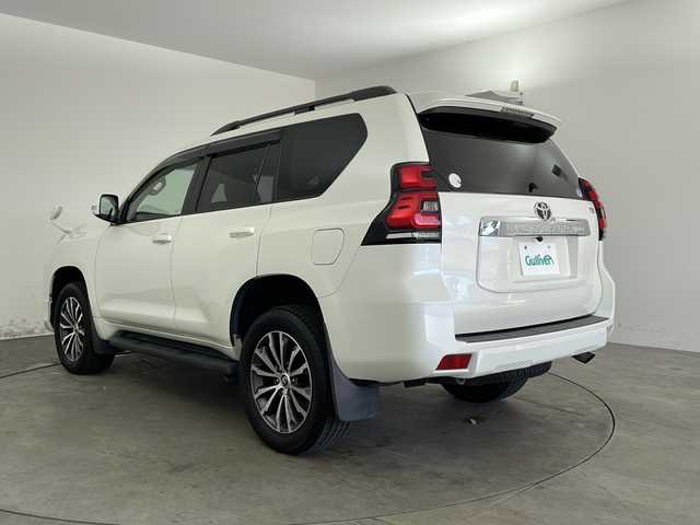 トヨタ ランドクルーザー プラド TX Lパッケージ 兵庫県 2018(平30)年 4.1万km ホワイトパールクリスタルシャイン ・純正ナビ/Bluetooth/CD/DVD/SD/TV/・バックカメラ/・トヨタセーフティセンス/・プリクラッシュセーフティ/・レーンディパーチャーアラート/・オートマチックハイビーム/・レーダークルーズコントロール/・VSC＆TRC（トラクションコントロール）/・ヒルスタートアシストコントロール（HAC）/・電動センターデフロック/・ウッドコンビステアリング/・ステアリングスイッチ/・オートワイパー/・オールオートパワーウィンドウ/・左右独立エアコン/・自動防眩ミラー/・ウインカーミラー/・革シート/・前席パワーシート/・前席シートヒーター/・前席ベンチレーション/・純正フロアマット/・LEDヘッドライト/・フォグランプ/・純正アルミホイールタイヤ/・モデリスタエアロ/・ルーフレール/・純正ドライブレコーダー/・ビルトインETC/・スマートキー/・スペアキー/・取扱説明書