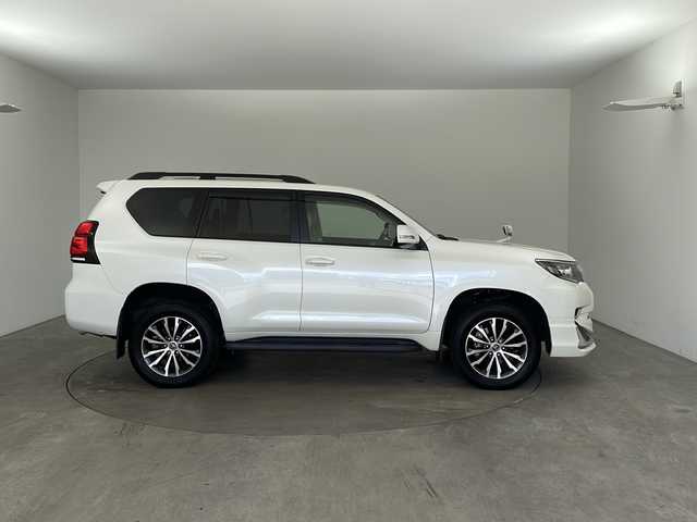 トヨタ ランドクルーザー プラド TX Lパッケージ 兵庫県 2018(平30)年 4.1万km ホワイトパールクリスタルシャイン ・純正ナビ/Bluetooth/CD/DVD/SD/TV/・バックカメラ/・トヨタセーフティセンス/・プリクラッシュセーフティ/・レーンディパーチャーアラート/・オートマチックハイビーム/・レーダークルーズコントロール/・VSC＆TRC（トラクションコントロール）/・ヒルスタートアシストコントロール（HAC）/・電動センターデフロック/・ウッドコンビステアリング/・ステアリングスイッチ/・オートワイパー/・オールオートパワーウィンドウ/・左右独立エアコン/・自動防眩ミラー/・ウインカーミラー/・革シート/・前席パワーシート/・前席シートヒーター/・前席ベンチレーション/・純正フロアマット/・LEDヘッドライト/・フォグランプ/・純正アルミホイールタイヤ/・モデリスタエアロ/・ルーフレール/・純正ドライブレコーダー/・ビルトインETC/・スマートキー/・スペアキー/・取扱説明書
