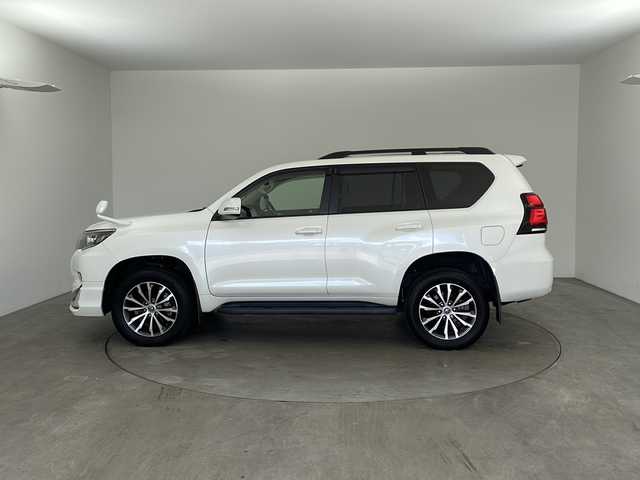 トヨタ ランドクルーザー プラド TX Lパッケージ 兵庫県 2018(平30)年 4.1万km ホワイトパールクリスタルシャイン ・純正ナビ/Bluetooth/CD/DVD/SD/TV/・バックカメラ/・トヨタセーフティセンス/・プリクラッシュセーフティ/・レーンディパーチャーアラート/・オートマチックハイビーム/・レーダークルーズコントロール/・VSC＆TRC（トラクションコントロール）/・ヒルスタートアシストコントロール（HAC）/・電動センターデフロック/・ウッドコンビステアリング/・ステアリングスイッチ/・オートワイパー/・オールオートパワーウィンドウ/・左右独立エアコン/・自動防眩ミラー/・ウインカーミラー/・革シート/・前席パワーシート/・前席シートヒーター/・前席ベンチレーション/・純正フロアマット/・LEDヘッドライト/・フォグランプ/・純正アルミホイールタイヤ/・モデリスタエアロ/・ルーフレール/・純正ドライブレコーダー/・ビルトインETC/・スマートキー/・スペアキー/・取扱説明書