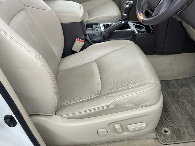 トヨタ ランドクルーザー プラド TX Lパッケージ 兵庫県 2018(平30)年 4.1万km ホワイトパールクリスタルシャイン ・純正ナビ/Bluetooth/CD/DVD/SD/TV/・バックカメラ/・トヨタセーフティセンス/・プリクラッシュセーフティ/・レーンディパーチャーアラート/・オートマチックハイビーム/・レーダークルーズコントロール/・VSC＆TRC（トラクションコントロール）/・ヒルスタートアシストコントロール（HAC）/・電動センターデフロック/・ウッドコンビステアリング/・ステアリングスイッチ/・オートワイパー/・オールオートパワーウィンドウ/・左右独立エアコン/・自動防眩ミラー/・ウインカーミラー/・革シート/・前席パワーシート/・前席シートヒーター/・前席ベンチレーション/・純正フロアマット/・LEDヘッドライト/・フォグランプ/・純正アルミホイールタイヤ/・モデリスタエアロ/・ルーフレール/・純正ドライブレコーダー/・ビルトインETC/・スマートキー/・スペアキー/・取扱説明書