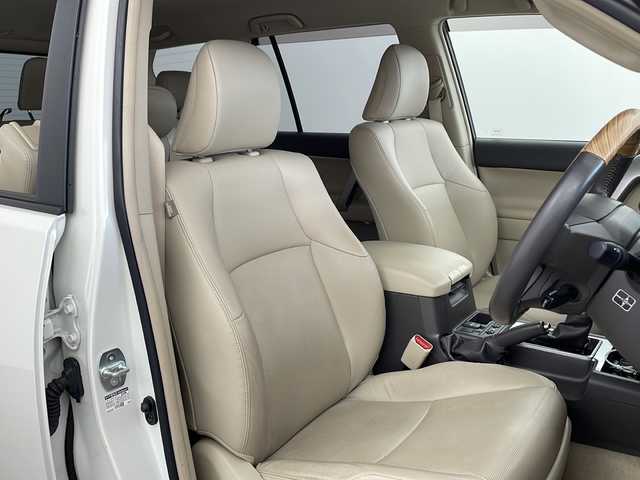 トヨタ ランドクルーザー プラド TX Lパッケージ 兵庫県 2018(平30)年 4.1万km ホワイトパールクリスタルシャイン ・純正ナビ/Bluetooth/CD/DVD/SD/TV/・バックカメラ/・トヨタセーフティセンス/・プリクラッシュセーフティ/・レーンディパーチャーアラート/・オートマチックハイビーム/・レーダークルーズコントロール/・VSC＆TRC（トラクションコントロール）/・ヒルスタートアシストコントロール（HAC）/・電動センターデフロック/・ウッドコンビステアリング/・ステアリングスイッチ/・オートワイパー/・オールオートパワーウィンドウ/・左右独立エアコン/・自動防眩ミラー/・ウインカーミラー/・革シート/・前席パワーシート/・前席シートヒーター/・前席ベンチレーション/・純正フロアマット/・LEDヘッドライト/・フォグランプ/・純正アルミホイールタイヤ/・モデリスタエアロ/・ルーフレール/・純正ドライブレコーダー/・ビルトインETC/・スマートキー/・スペアキー/・取扱説明書