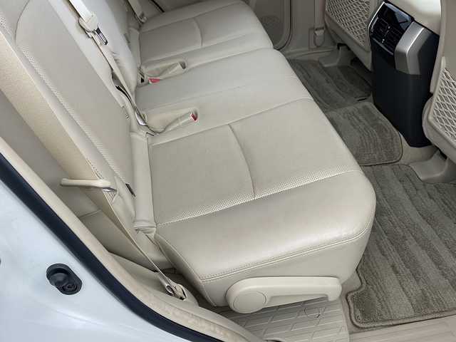 トヨタ ランドクルーザー プラド TX Lパッケージ 兵庫県 2018(平30)年 4.1万km ホワイトパールクリスタルシャイン ・純正ナビ/Bluetooth/CD/DVD/SD/TV/・バックカメラ/・トヨタセーフティセンス/・プリクラッシュセーフティ/・レーンディパーチャーアラート/・オートマチックハイビーム/・レーダークルーズコントロール/・VSC＆TRC（トラクションコントロール）/・ヒルスタートアシストコントロール（HAC）/・電動センターデフロック/・ウッドコンビステアリング/・ステアリングスイッチ/・オートワイパー/・オールオートパワーウィンドウ/・左右独立エアコン/・自動防眩ミラー/・ウインカーミラー/・革シート/・前席パワーシート/・前席シートヒーター/・前席ベンチレーション/・純正フロアマット/・LEDヘッドライト/・フォグランプ/・純正アルミホイールタイヤ/・モデリスタエアロ/・ルーフレール/・純正ドライブレコーダー/・ビルトインETC/・スマートキー/・スペアキー/・取扱説明書