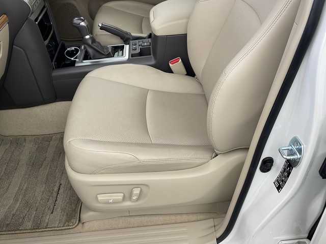 トヨタ ランドクルーザー プラド TX Lパッケージ 兵庫県 2018(平30)年 4.1万km ホワイトパールクリスタルシャイン ・純正ナビ/Bluetooth/CD/DVD/SD/TV/・バックカメラ/・トヨタセーフティセンス/・プリクラッシュセーフティ/・レーンディパーチャーアラート/・オートマチックハイビーム/・レーダークルーズコントロール/・VSC＆TRC（トラクションコントロール）/・ヒルスタートアシストコントロール（HAC）/・電動センターデフロック/・ウッドコンビステアリング/・ステアリングスイッチ/・オートワイパー/・オールオートパワーウィンドウ/・左右独立エアコン/・自動防眩ミラー/・ウインカーミラー/・革シート/・前席パワーシート/・前席シートヒーター/・前席ベンチレーション/・純正フロアマット/・LEDヘッドライト/・フォグランプ/・純正アルミホイールタイヤ/・モデリスタエアロ/・ルーフレール/・純正ドライブレコーダー/・ビルトインETC/・スマートキー/・スペアキー/・取扱説明書