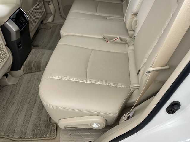 トヨタ ランドクルーザー プラド TX Lパッケージ 兵庫県 2018(平30)年 4.1万km ホワイトパールクリスタルシャイン ・純正ナビ/Bluetooth/CD/DVD/SD/TV/・バックカメラ/・トヨタセーフティセンス/・プリクラッシュセーフティ/・レーンディパーチャーアラート/・オートマチックハイビーム/・レーダークルーズコントロール/・VSC＆TRC（トラクションコントロール）/・ヒルスタートアシストコントロール（HAC）/・電動センターデフロック/・ウッドコンビステアリング/・ステアリングスイッチ/・オートワイパー/・オールオートパワーウィンドウ/・左右独立エアコン/・自動防眩ミラー/・ウインカーミラー/・革シート/・前席パワーシート/・前席シートヒーター/・前席ベンチレーション/・純正フロアマット/・LEDヘッドライト/・フォグランプ/・純正アルミホイールタイヤ/・モデリスタエアロ/・ルーフレール/・純正ドライブレコーダー/・ビルトインETC/・スマートキー/・スペアキー/・取扱説明書