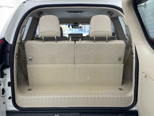 トヨタ ランドクルーザー プラド TX Lパッケージ 兵庫県 2018(平30)年 4.1万km ホワイトパールクリスタルシャイン ・純正ナビ/Bluetooth/CD/DVD/SD/TV/・バックカメラ/・トヨタセーフティセンス/・プリクラッシュセーフティ/・レーンディパーチャーアラート/・オートマチックハイビーム/・レーダークルーズコントロール/・VSC＆TRC（トラクションコントロール）/・ヒルスタートアシストコントロール（HAC）/・電動センターデフロック/・ウッドコンビステアリング/・ステアリングスイッチ/・オートワイパー/・オールオートパワーウィンドウ/・左右独立エアコン/・自動防眩ミラー/・ウインカーミラー/・革シート/・前席パワーシート/・前席シートヒーター/・前席ベンチレーション/・純正フロアマット/・LEDヘッドライト/・フォグランプ/・純正アルミホイールタイヤ/・モデリスタエアロ/・ルーフレール/・純正ドライブレコーダー/・ビルトインETC/・スマートキー/・スペアキー/・取扱説明書