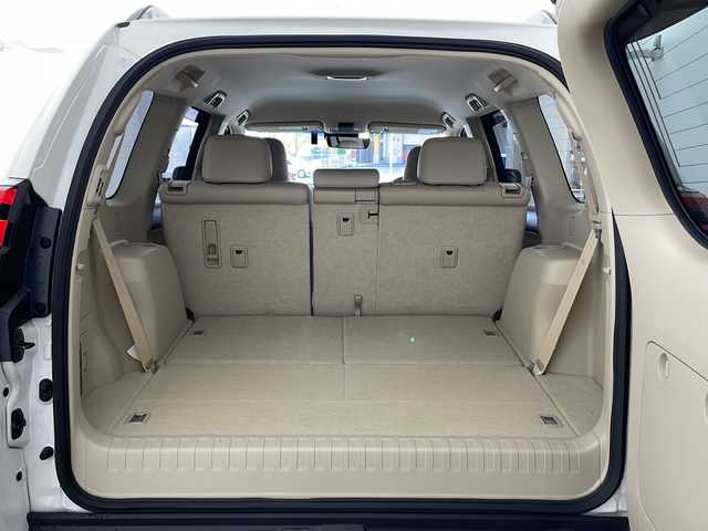 トヨタ ランドクルーザー プラド TX Lパッケージ 兵庫県 2018(平30)年 4.1万km ホワイトパールクリスタルシャイン ・純正ナビ/Bluetooth/CD/DVD/SD/TV/・バックカメラ/・トヨタセーフティセンス/・プリクラッシュセーフティ/・レーンディパーチャーアラート/・オートマチックハイビーム/・レーダークルーズコントロール/・VSC＆TRC（トラクションコントロール）/・ヒルスタートアシストコントロール（HAC）/・電動センターデフロック/・ウッドコンビステアリング/・ステアリングスイッチ/・オートワイパー/・オールオートパワーウィンドウ/・左右独立エアコン/・自動防眩ミラー/・ウインカーミラー/・革シート/・前席パワーシート/・前席シートヒーター/・前席ベンチレーション/・純正フロアマット/・LEDヘッドライト/・フォグランプ/・純正アルミホイールタイヤ/・モデリスタエアロ/・ルーフレール/・純正ドライブレコーダー/・ビルトインETC/・スマートキー/・スペアキー/・取扱説明書