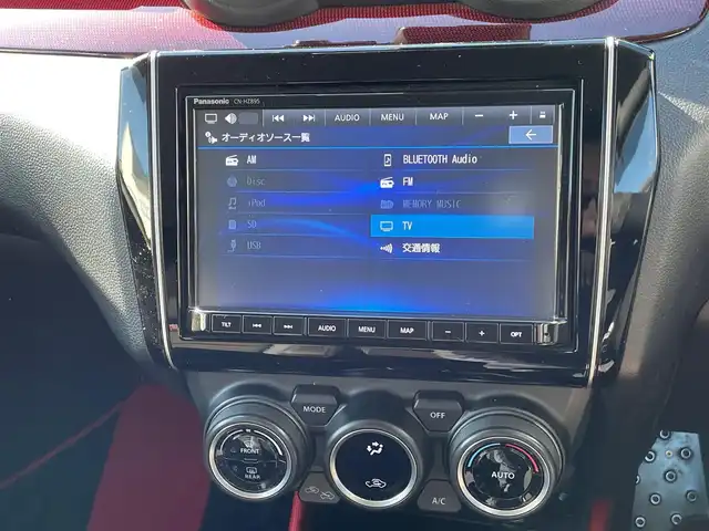 スズキ スイフト スポーツ 神奈川県 2024(令6)年 1.3万km ピュアホワイトP ワンオーナー/純正8インチメモリーナビ・地デジTV/純正CD/DVD/SD/MSV/USB/BT/バック・サイドカメラ/ETC/前後ドライブレコーダー/運転シートヒーター/純正17インチAW/LEDライト/レーダークルーズコントロール/衝突軽減ブレーキ・LKA・コーナーセンサー/パドルシフト/ステアリングスイッチ/プッシュスタート/スマートキー×2/R6年ディーラー整備記録/保証書・取説あり