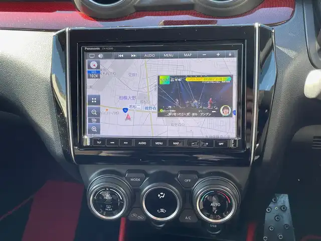 スズキ スイフト スポーツ 神奈川県 2024(令6)年 1.3万km ピュアホワイトP ワンオーナー/純正8インチメモリーナビ・地デジTV/純正CD/DVD/SD/MSV/USB/BT/バック・サイドカメラ/ETC/前後ドライブレコーダー/運転シートヒーター/純正17インチAW/LEDライト/レーダークルーズコントロール/衝突軽減ブレーキ・LKA・コーナーセンサー/パドルシフト/ステアリングスイッチ/プッシュスタート/スマートキー×2/R6年ディーラー整備記録/保証書・取説あり