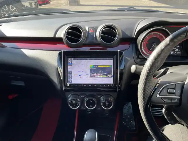 スズキ スイフト スポーツ 神奈川県 2024(令6)年 1.3万km ピュアホワイトP ワンオーナー/純正8インチメモリーナビ・地デジTV/純正CD/DVD/SD/MSV/USB/BT/バック・サイドカメラ/ETC/前後ドライブレコーダー/運転シートヒーター/純正17インチAW/LEDライト/レーダークルーズコントロール/衝突軽減ブレーキ・LKA・コーナーセンサー/パドルシフト/ステアリングスイッチ/プッシュスタート/スマートキー×2/R6年ディーラー整備記録/保証書・取説あり