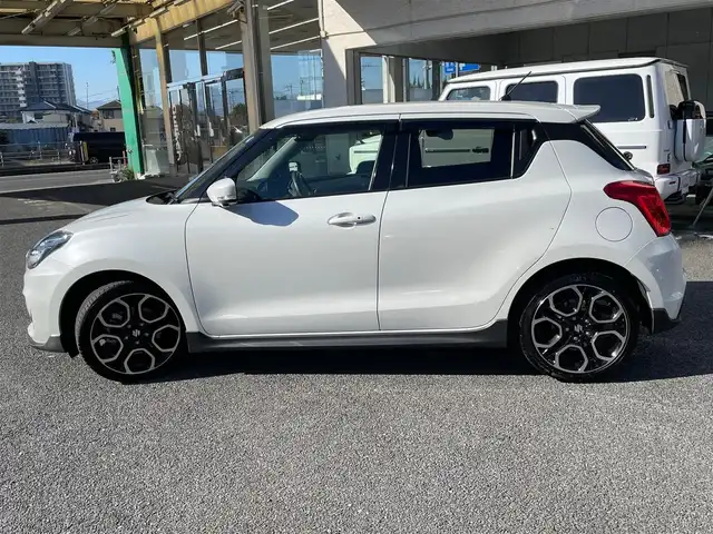 スズキ スイフト スポーツ 神奈川県 2024(令6)年 1.3万km ピュアホワイトP ワンオーナー/純正8インチメモリーナビ・地デジTV/純正CD/DVD/SD/MSV/USB/BT/バック・サイドカメラ/ETC/前後ドライブレコーダー/運転シートヒーター/純正17インチAW/LEDライト/レーダークルーズコントロール/衝突軽減ブレーキ・LKA・コーナーセンサー/パドルシフト/ステアリングスイッチ/プッシュスタート/スマートキー×2/R6年ディーラー整備記録/保証書・取説あり