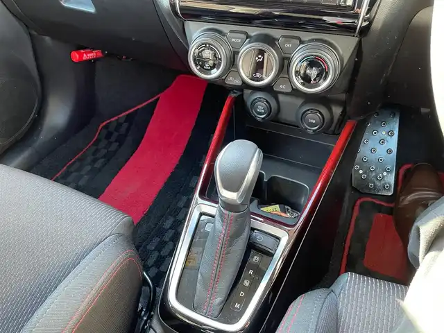 スズキ スイフト スポーツ 神奈川県 2024(令6)年 1.3万km ピュアホワイトP ワンオーナー/純正8インチメモリーナビ・地デジTV/純正CD/DVD/SD/MSV/USB/BT/バック・サイドカメラ/ETC/前後ドライブレコーダー/運転シートヒーター/純正17インチAW/LEDライト/レーダークルーズコントロール/衝突軽減ブレーキ・LKA・コーナーセンサー/パドルシフト/ステアリングスイッチ/プッシュスタート/スマートキー×2/R6年ディーラー整備記録/保証書・取説あり