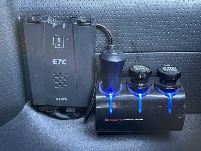 トヨタ ＦＪクルーザー ブラックカラーパッケージ 群馬県 2013(平25)年 12.5万km ブラック/ホワイト ワンオーナー/社外リフトアップ(3インチ)/社外ルーフ作業灯/社外リア作業灯/クルーズコントロール/アクティブトラクションコントロール/リアパーキングセンサー/純正ナビ（NSZT-W62G）/フルセグTV/CD/DVD/Bluetooth/バックカメラ/ETC/リモコンキー/スペアキー/社外16インチAW/背面タイヤ/純正フロアマット/W/サイド/カーテンエアバッグ/ABS/保証書/取扱説明書