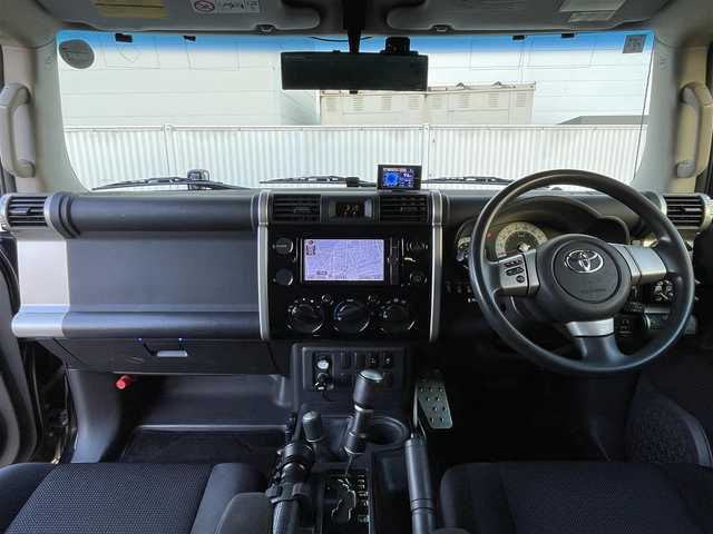 トヨタ ＦＪクルーザー ブラックカラーパッケージ 群馬県 2013(平25)年 12.5万km ブラック/ホワイト ワンオーナー/社外リフトアップ(3インチ)/社外ルーフ作業灯/社外リア作業灯/クルーズコントロール/アクティブトラクションコントロール/リアパーキングセンサー/純正ナビ（NSZT-W62G）/フルセグTV/CD/DVD/Bluetooth/バックカメラ/ETC/リモコンキー/スペアキー/社外16インチAW/背面タイヤ/純正フロアマット/W/サイド/カーテンエアバッグ/ABS/保証書/取扱説明書