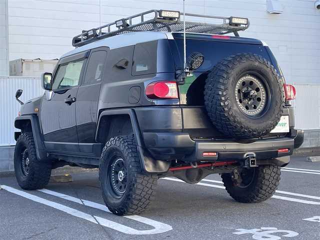 トヨタ ＦＪクルーザー ブラックカラーパッケージ 群馬県 2013(平25)年 12.5万km ブラック/ホワイト ワンオーナー/社外リフトアップ(3インチ)/社外ルーフ作業灯/社外リア作業灯/クルーズコントロール/アクティブトラクションコントロール/リアパーキングセンサー/純正ナビ（NSZT-W62G）/フルセグTV/CD/DVD/Bluetooth/バックカメラ/ETC/リモコンキー/スペアキー/社外16インチAW/背面タイヤ/純正フロアマット/W/サイド/カーテンエアバッグ/ABS/保証書/取扱説明書