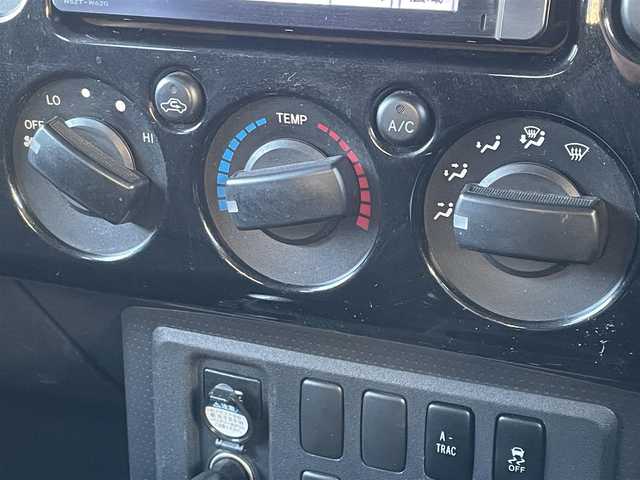 トヨタ ＦＪクルーザー ブラックカラーパッケージ 群馬県 2013(平25)年 12.5万km ブラック/ホワイト ワンオーナー/社外リフトアップ(3インチ)/社外ルーフ作業灯/社外リア作業灯/クルーズコントロール/アクティブトラクションコントロール/リアパーキングセンサー/純正ナビ（NSZT-W62G）/フルセグTV/CD/DVD/Bluetooth/バックカメラ/ETC/リモコンキー/スペアキー/社外16インチAW/背面タイヤ/純正フロアマット/W/サイド/カーテンエアバッグ/ABS/保証書/取扱説明書