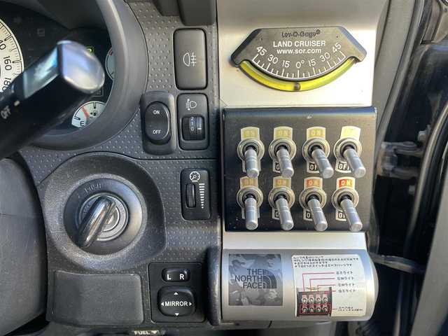 トヨタ ＦＪクルーザー ブラックカラーパッケージ 群馬県 2013(平25)年 12.5万km ブラック/ホワイト ワンオーナー/社外リフトアップ(3インチ)/社外ルーフ作業灯/社外リア作業灯/クルーズコントロール/アクティブトラクションコントロール/リアパーキングセンサー/純正ナビ（NSZT-W62G）/フルセグTV/CD/DVD/Bluetooth/バックカメラ/ETC/リモコンキー/スペアキー/社外16インチAW/背面タイヤ/純正フロアマット/W/サイド/カーテンエアバッグ/ABS/保証書/取扱説明書
