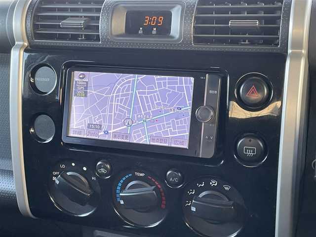 トヨタ ＦＪクルーザー ブラックカラーパッケージ 群馬県 2013(平25)年 12.5万km ブラック/ホワイト ワンオーナー/社外リフトアップ(3インチ)/社外ルーフ作業灯/社外リア作業灯/クルーズコントロール/アクティブトラクションコントロール/リアパーキングセンサー/純正ナビ（NSZT-W62G）/フルセグTV/CD/DVD/Bluetooth/バックカメラ/ETC/リモコンキー/スペアキー/社外16インチAW/背面タイヤ/純正フロアマット/W/サイド/カーテンエアバッグ/ABS/保証書/取扱説明書