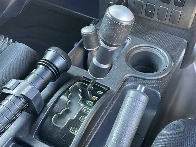 トヨタ ＦＪクルーザー ブラックカラーパッケージ 群馬県 2013(平25)年 12.5万km ブラック/ホワイト ワンオーナー/社外リフトアップ(3インチ)/社外ルーフ作業灯/社外リア作業灯/クルーズコントロール/アクティブトラクションコントロール/リアパーキングセンサー/純正ナビ（NSZT-W62G）/フルセグTV/CD/DVD/Bluetooth/バックカメラ/ETC/リモコンキー/スペアキー/社外16インチAW/背面タイヤ/純正フロアマット/W/サイド/カーテンエアバッグ/ABS/保証書/取扱説明書