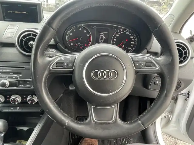 アウディ Ａ１ 1．4TFSI シリンダーオンデマンド 愛知県 2015(平27)年 4.7万km グレイシアホワイトメタリック 登録時走行距離46955km/純正ナビ/ワンセグTV/ビルトインETC/スマートキー/パドルシフト/ステアリングスイッチ/フォグランプ/スペアキー/純正フロアマット/保証書/取扱説明書