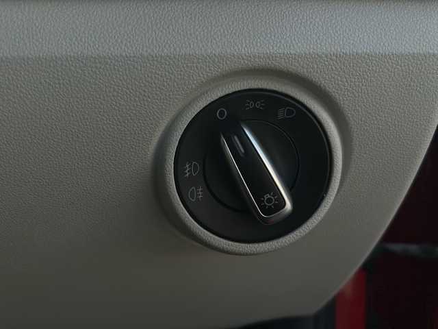 フォルクスワーゲン アップ！ ハイアップ！ 山口県 2013(平25)年 7.4万km 赤 禁煙車/リモコンキー/ETC/前後ドライブレコーダー/ポータブルメモリナビ/(DTV/SD)/シートヒーター/マニュアルエアコン/純正アルミホイール/パワーウィンドウ/フロアマット/横滑り防止装置/保証書/取扱説明書