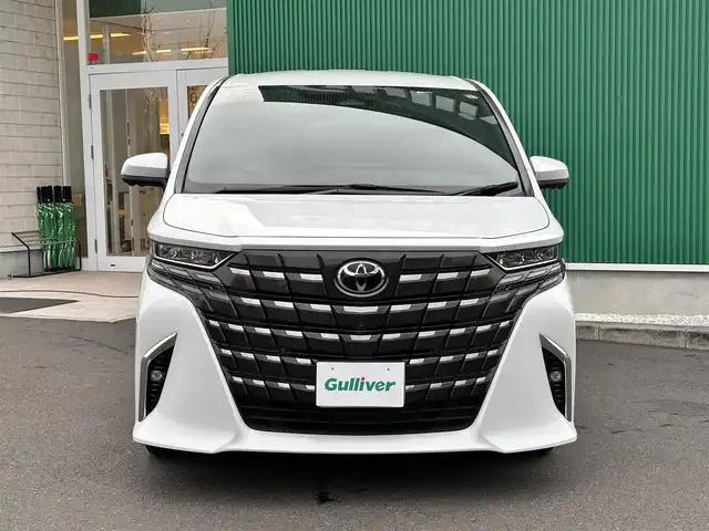 トヨタ アルファード Z 宮城県 2025(令7)年 0.5万km プラチナホワイトパールマイカ 左右独立ムーンルーフ/ユニバーサルステップ/＝＝＝/セーフティセンス/・プリクラッシュセーフティ/・レーントレーシングアシスト/・全車速追従機能付レーダークルーズコントロール/・アダプティブハイビームシステム/・ドライバー異常時対応システム/・プロアクティブドライビングアシスト/・発進遅れ告知機能/ブラインドスポットモニター/パーキングサポートブレーキ（前後方静止物/後方接近車両/後方歩行者）/床下透過表示機能付パノラミックビューモニター/14インチディスプレイオーディオ/・コネクティッドナビ対応14インチディスプレイ/・ナビ/・地デジTV/・USB/HDMI/・AppleCarPlay/AndroidAuto/・ETC2.0/ワイヤレス充電器/AC100V/1500W/デジタルインナーミラー/予約ロック機能付パワースライドドア（両側）/予約ロック機能付パワーバックドア/合皮シート/パワーシート（運転席メモリー機能付）/シートヒーター/ベンチレーション/ステアリングヒーター/電動パーキングブレーキ/ブレーキホールド/純正18インチAW