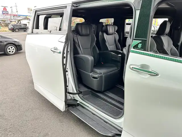 トヨタ アルファード Z 宮城県 2025(令7)年 0.5万km プラチナホワイトパールマイカ 左右独立ムーンルーフ/ユニバーサルステップ/＝＝＝/セーフティセンス/・プリクラッシュセーフティ/・レーントレーシングアシスト/・全車速追従機能付レーダークルーズコントロール/・アダプティブハイビームシステム/・ドライバー異常時対応システム/・プロアクティブドライビングアシスト/・発進遅れ告知機能/ブラインドスポットモニター/パーキングサポートブレーキ（前後方静止物/後方接近車両/後方歩行者）/床下透過表示機能付パノラミックビューモニター/14インチディスプレイオーディオ/・コネクティッドナビ対応14インチディスプレイ/・ナビ/・地デジTV/・USB/HDMI/・AppleCarPlay/AndroidAuto/・ETC2.0/ワイヤレス充電器/AC100V/1500W/デジタルインナーミラー/予約ロック機能付パワースライドドア（両側）/予約ロック機能付パワーバックドア/合皮シート/パワーシート（運転席メモリー機能付）/シートヒーター/ベンチレーション/ステアリングヒーター/電動パーキングブレーキ/ブレーキホールド/純正18インチAW