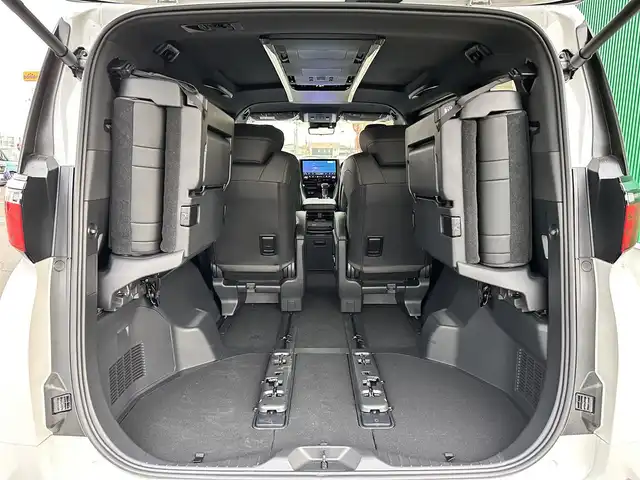 トヨタ アルファード Z 宮城県 2025(令7)年 0.5万km プラチナホワイトパールマイカ 左右独立ムーンルーフ/ユニバーサルステップ/＝＝＝/セーフティセンス/・プリクラッシュセーフティ/・レーントレーシングアシスト/・全車速追従機能付レーダークルーズコントロール/・アダプティブハイビームシステム/・ドライバー異常時対応システム/・プロアクティブドライビングアシスト/・発進遅れ告知機能/ブラインドスポットモニター/パーキングサポートブレーキ（前後方静止物/後方接近車両/後方歩行者）/床下透過表示機能付パノラミックビューモニター/14インチディスプレイオーディオ/・コネクティッドナビ対応14インチディスプレイ/・ナビ/・地デジTV/・USB/HDMI/・AppleCarPlay/AndroidAuto/・ETC2.0/ワイヤレス充電器/AC100V/1500W/デジタルインナーミラー/予約ロック機能付パワースライドドア（両側）/予約ロック機能付パワーバックドア/合皮シート/パワーシート（運転席メモリー機能付）/シートヒーター/ベンチレーション/ステアリングヒーター/電動パーキングブレーキ/ブレーキホールド/純正18インチAW