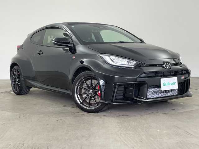 トヨタ ＧＲヤリス RZ ハイパフォーマンス 兵庫県 2025(令7)年 0.4万km プレシャスブラックパール ・4WD/・ナビパッケージ/・JBLプレミアムサウンドシステム/・ETC2.0/・8型ディスプレイオーディオ＆ナビ機能＆USB＆TV＆Miracast/・ナノイーX/・前席シートヒーター/・ステアリングヒーター/・トヨタセーフティーセンス/・プリクラッシュセーフティ/・レーントレーシングアシスト/・レーンディバチャーアラート（ステアリング制御機能付き）/・レーダークルーズコントロール/・オートマチックハイビーム/・ロードサインアシスト/・ブラインドスポットモニター/・安心降車アシスト/・クリアランスソナー/・カーボンルーフ（フィルム）/・GRロゴ入りカラードキャリパー（赤）/・純正18インチ鍛造アルミホイール（BBS製）/・本革巻き3本スポークステアリング（グレーステッチ）/・フロントフロアアンダーカバー/・プレミアムスポーツフロントシート/・ミラー型前後ドライブレコーダー/・純正GRフロアマット/・ステアリングスイッチ/・ドアバイザー/・LEDヘッドライト/・オートライト/・パドルシフト