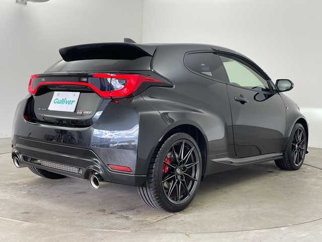 トヨタ ＧＲヤリス RZ ハイパフォーマンス 兵庫県 2025(令7)年 0.4万km プレシャスブラックパール ・4WD/・ナビパッケージ/・JBLプレミアムサウンドシステム/・ETC2.0/・8型ディスプレイオーディオ＆ナビ機能＆USB＆TV＆Miracast/・ナノイーX/・前席シートヒーター/・ステアリングヒーター/・トヨタセーフティーセンス/・プリクラッシュセーフティ/・レーントレーシングアシスト/・レーンディバチャーアラート（ステアリング制御機能付き）/・レーダークルーズコントロール/・オートマチックハイビーム/・ロードサインアシスト/・ブラインドスポットモニター/・安心降車アシスト/・クリアランスソナー/・カーボンルーフ（フィルム）/・GRロゴ入りカラードキャリパー（赤）/・純正18インチ鍛造アルミホイール（BBS製）/・本革巻き3本スポークステアリング（グレーステッチ）/・フロントフロアアンダーカバー/・プレミアムスポーツフロントシート/・ミラー型前後ドライブレコーダー/・純正GRフロアマット/・ステアリングスイッチ/・ドアバイザー/・LEDヘッドライト/・オートライト/・パドルシフト