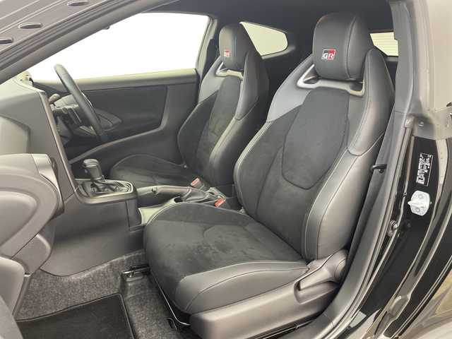 トヨタ ＧＲヤリス RZ ハイパフォーマンス 兵庫県 2025(令7)年 0.4万km プレシャスブラックパール ・4WD/・ナビパッケージ/・JBLプレミアムサウンドシステム/・ETC2.0/・8型ディスプレイオーディオ＆ナビ機能＆USB＆TV＆Miracast/・ナノイーX/・前席シートヒーター/・ステアリングヒーター/・トヨタセーフティーセンス/・プリクラッシュセーフティ/・レーントレーシングアシスト/・レーンディバチャーアラート（ステアリング制御機能付き）/・レーダークルーズコントロール/・オートマチックハイビーム/・ロードサインアシスト/・ブラインドスポットモニター/・安心降車アシスト/・クリアランスソナー/・カーボンルーフ（フィルム）/・GRロゴ入りカラードキャリパー（赤）/・純正18インチ鍛造アルミホイール（BBS製）/・本革巻き3本スポークステアリング（グレーステッチ）/・フロントフロアアンダーカバー/・プレミアムスポーツフロントシート/・ミラー型前後ドライブレコーダー/・純正GRフロアマット/・ステアリングスイッチ/・ドアバイザー/・LEDヘッドライト/・オートライト/・パドルシフト