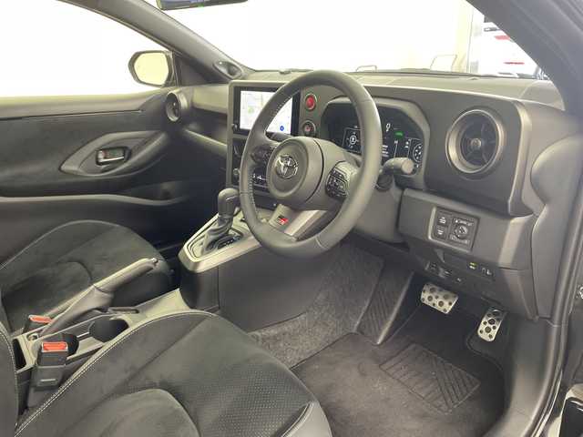 トヨタ ＧＲヤリス RZ ハイパフォーマンス 兵庫県 2025(令7)年 0.4万km プレシャスブラックパール ・4WD/・ナビパッケージ/・JBLプレミアムサウンドシステム/・ETC2.0/・8型ディスプレイオーディオ＆ナビ機能＆USB＆TV＆Miracast/・ナノイーX/・前席シートヒーター/・ステアリングヒーター/・トヨタセーフティーセンス/・プリクラッシュセーフティ/・レーントレーシングアシスト/・レーンディバチャーアラート（ステアリング制御機能付き）/・レーダークルーズコントロール/・オートマチックハイビーム/・ロードサインアシスト/・ブラインドスポットモニター/・安心降車アシスト/・クリアランスソナー/・カーボンルーフ（フィルム）/・GRロゴ入りカラードキャリパー（赤）/・純正18インチ鍛造アルミホイール（BBS製）/・本革巻き3本スポークステアリング（グレーステッチ）/・フロントフロアアンダーカバー/・プレミアムスポーツフロントシート/・ミラー型前後ドライブレコーダー/・純正GRフロアマット/・ステアリングスイッチ/・ドアバイザー/・LEDヘッドライト/・オートライト/・パドルシフト