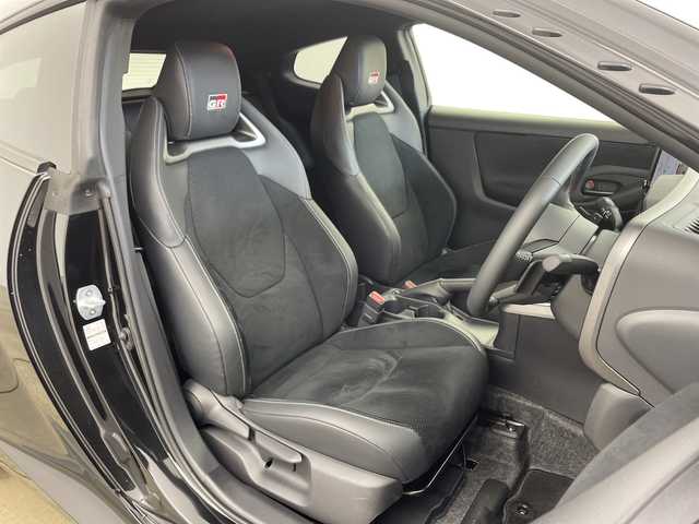 トヨタ ＧＲヤリス RZ ハイパフォーマンス 兵庫県 2025(令7)年 0.4万km プレシャスブラックパール ・4WD/・ナビパッケージ/・JBLプレミアムサウンドシステム/・ETC2.0/・8型ディスプレイオーディオ＆ナビ機能＆USB＆TV＆Miracast/・ナノイーX/・前席シートヒーター/・ステアリングヒーター/・トヨタセーフティーセンス/・プリクラッシュセーフティ/・レーントレーシングアシスト/・レーンディバチャーアラート（ステアリング制御機能付き）/・レーダークルーズコントロール/・オートマチックハイビーム/・ロードサインアシスト/・ブラインドスポットモニター/・安心降車アシスト/・クリアランスソナー/・カーボンルーフ（フィルム）/・GRロゴ入りカラードキャリパー（赤）/・純正18インチ鍛造アルミホイール（BBS製）/・本革巻き3本スポークステアリング（グレーステッチ）/・フロントフロアアンダーカバー/・プレミアムスポーツフロントシート/・ミラー型前後ドライブレコーダー/・純正GRフロアマット/・ステアリングスイッチ/・ドアバイザー/・LEDヘッドライト/・オートライト/・パドルシフト