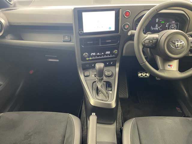 トヨタ ＧＲヤリス RZ ハイパフォーマンス 兵庫県 2025(令7)年 0.4万km プレシャスブラックパール ・4WD/・ナビパッケージ/・JBLプレミアムサウンドシステム/・ETC2.0/・8型ディスプレイオーディオ＆ナビ機能＆USB＆TV＆Miracast/・ナノイーX/・前席シートヒーター/・ステアリングヒーター/・トヨタセーフティーセンス/・プリクラッシュセーフティ/・レーントレーシングアシスト/・レーンディバチャーアラート（ステアリング制御機能付き）/・レーダークルーズコントロール/・オートマチックハイビーム/・ロードサインアシスト/・ブラインドスポットモニター/・安心降車アシスト/・クリアランスソナー/・カーボンルーフ（フィルム）/・GRロゴ入りカラードキャリパー（赤）/・純正18インチ鍛造アルミホイール（BBS製）/・本革巻き3本スポークステアリング（グレーステッチ）/・フロントフロアアンダーカバー/・プレミアムスポーツフロントシート/・ミラー型前後ドライブレコーダー/・純正GRフロアマット/・ステアリングスイッチ/・ドアバイザー/・LEDヘッドライト/・オートライト/・パドルシフト