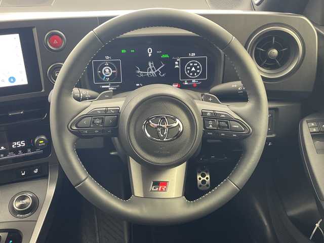 トヨタ ＧＲヤリス RZ ハイパフォーマンス 兵庫県 2025(令7)年 0.4万km プレシャスブラックパール ・4WD/・ナビパッケージ/・JBLプレミアムサウンドシステム/・ETC2.0/・8型ディスプレイオーディオ＆ナビ機能＆USB＆TV＆Miracast/・ナノイーX/・前席シートヒーター/・ステアリングヒーター/・トヨタセーフティーセンス/・プリクラッシュセーフティ/・レーントレーシングアシスト/・レーンディバチャーアラート（ステアリング制御機能付き）/・レーダークルーズコントロール/・オートマチックハイビーム/・ロードサインアシスト/・ブラインドスポットモニター/・安心降車アシスト/・クリアランスソナー/・カーボンルーフ（フィルム）/・GRロゴ入りカラードキャリパー（赤）/・純正18インチ鍛造アルミホイール（BBS製）/・本革巻き3本スポークステアリング（グレーステッチ）/・フロントフロアアンダーカバー/・プレミアムスポーツフロントシート/・ミラー型前後ドライブレコーダー/・純正GRフロアマット/・ステアリングスイッチ/・ドアバイザー/・LEDヘッドライト/・オートライト/・パドルシフト