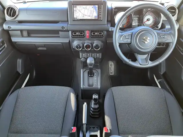 スズキ ジムニー XC 鳥取県 2024(令6)年 0.6万km シフォンアイボリーM ４WD・ターボ車/ツートンカラー/ホワイトルーフ/社外ナビ/フルセグ/DVD/CD/BT/ETC/前席シートヒーター/レーダークルーズコントロール/クルーズコントロール/レーンキープアシスト/LEDヘットライト/純正１６インチアルミホイール/アイドリングストップ/フロアマット