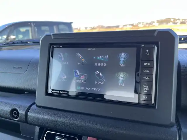 スズキ ジムニー XC 鳥取県 2024(令6)年 0.6万km シフォンアイボリーM ４WD・ターボ車/ツートンカラー/ホワイトルーフ/社外ナビ/フルセグ/DVD/CD/BT/ETC/前席シートヒーター/レーダークルーズコントロール/クルーズコントロール/レーンキープアシスト/LEDヘットライト/純正１６インチアルミホイール/アイドリングストップ/フロアマット