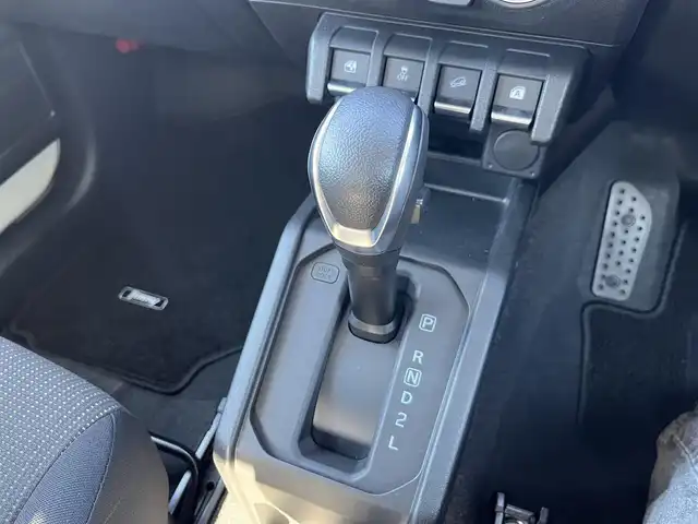 スズキ ジムニー XC 鳥取県 2024(令6)年 0.6万km シフォンアイボリーM ４WD・ターボ車/ツートンカラー/ホワイトルーフ/社外ナビ/フルセグ/DVD/CD/BT/ETC/前席シートヒーター/レーダークルーズコントロール/クルーズコントロール/レーンキープアシスト/LEDヘットライト/純正１６インチアルミホイール/アイドリングストップ/フロアマット