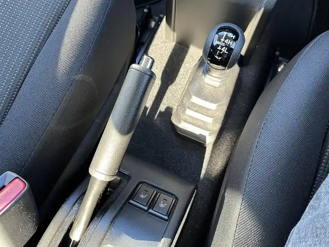 スズキ ジムニー XC 鳥取県 2024(令6)年 0.6万km シフォンアイボリーM ４WD・ターボ車/ツートンカラー/ホワイトルーフ/社外ナビ/フルセグ/DVD/CD/BT/ETC/前席シートヒーター/レーダークルーズコントロール/クルーズコントロール/レーンキープアシスト/LEDヘットライト/純正１６インチアルミホイール/アイドリングストップ/フロアマット