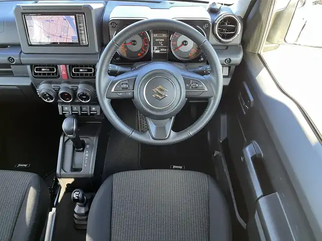 スズキ ジムニー XC 鳥取県 2024(令6)年 0.6万km シフォンアイボリーM ４WD・ターボ車/ツートンカラー/ホワイトルーフ/社外ナビ/フルセグ/DVD/CD/BT/ETC/前席シートヒーター/レーダークルーズコントロール/クルーズコントロール/レーンキープアシスト/LEDヘットライト/純正１６インチアルミホイール/アイドリングストップ/フロアマット