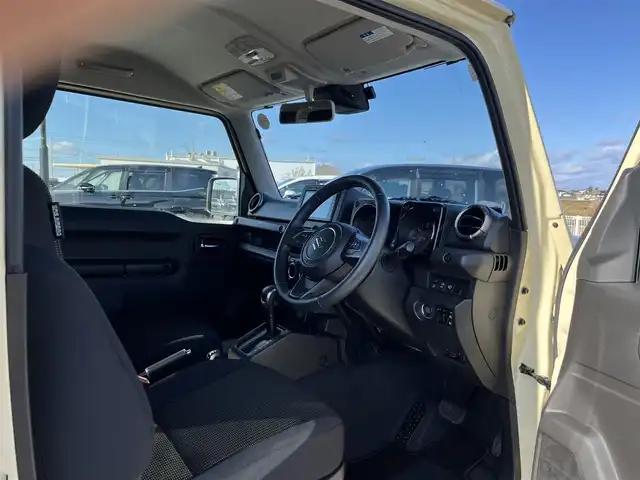 スズキ ジムニー XC 鳥取県 2024(令6)年 0.6万km シフォンアイボリーM ４WD・ターボ車/ツートンカラー/ホワイトルーフ/社外ナビ/フルセグ/DVD/CD/BT/ETC/前席シートヒーター/レーダークルーズコントロール/クルーズコントロール/レーンキープアシスト/LEDヘットライト/純正１６インチアルミホイール/アイドリングストップ/フロアマット