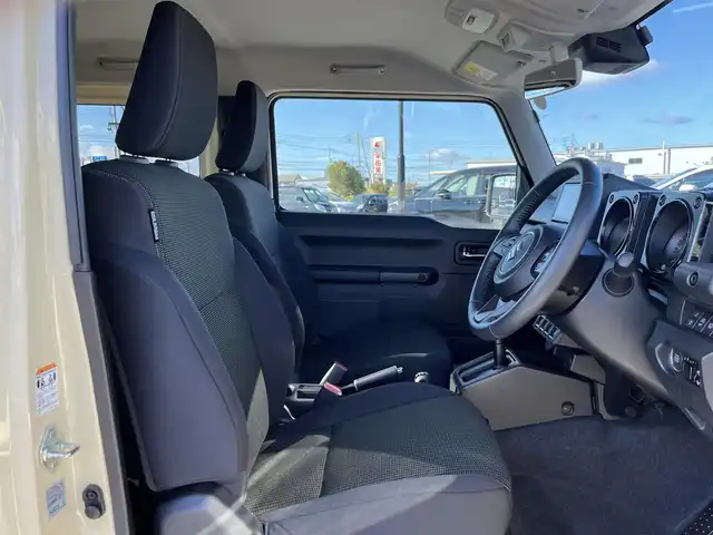 スズキ ジムニー XC 鳥取県 2024(令6)年 0.6万km シフォンアイボリーM ４WD・ターボ車/ツートンカラー/ホワイトルーフ/社外ナビ/フルセグ/DVD/CD/BT/ETC/前席シートヒーター/レーダークルーズコントロール/クルーズコントロール/レーンキープアシスト/LEDヘットライト/純正１６インチアルミホイール/アイドリングストップ/フロアマット