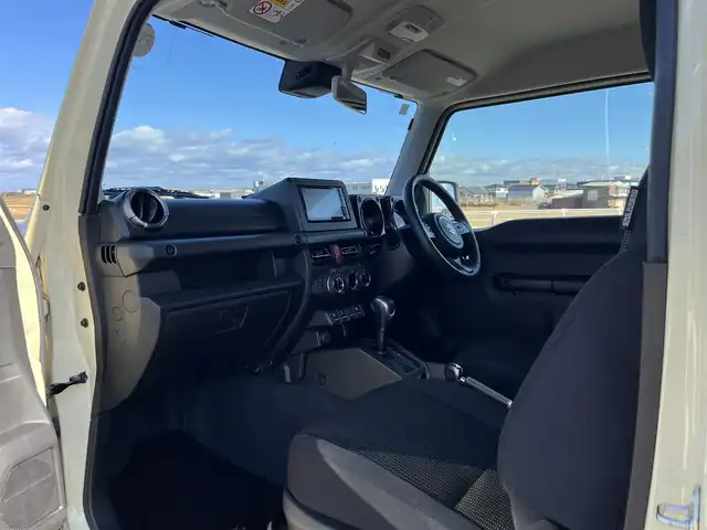 スズキ ジムニー XC 鳥取県 2024(令6)年 0.6万km シフォンアイボリーM ４WD・ターボ車/ツートンカラー/ホワイトルーフ/社外ナビ/フルセグ/DVD/CD/BT/ETC/前席シートヒーター/レーダークルーズコントロール/クルーズコントロール/レーンキープアシスト/LEDヘットライト/純正１６インチアルミホイール/アイドリングストップ/フロアマット